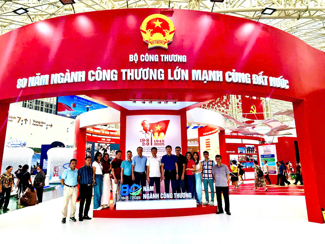 Đoàn Lãnh đạo MIE tham quan Triển lãm thành tựu đất nước